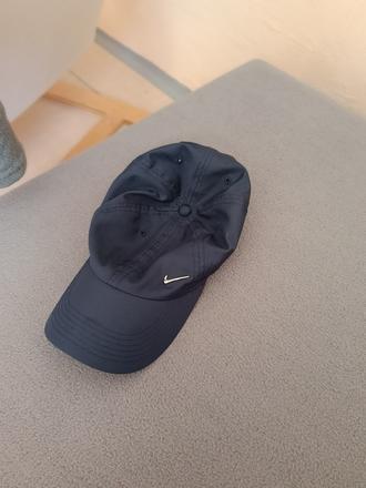 Šiltovka, nike