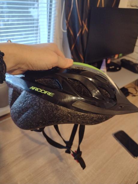 Cyklistická prilba, l