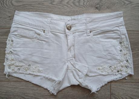 Biele sortky s perlickami, dromedar,l