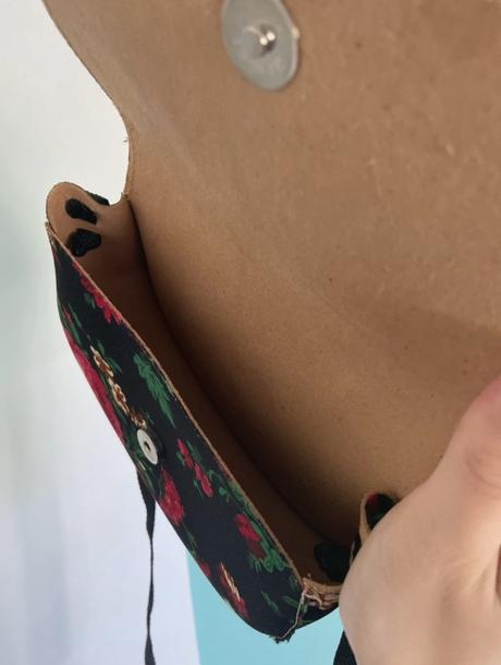 Čierna kabelka s červenými kvetmi,