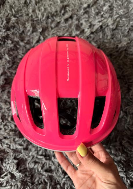 Kvalitná značková prilba na bicykel, s