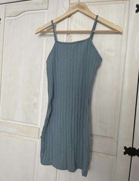 Obtiahnuté mini šaty, s