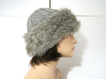 Pletená čiapka s kožušinkou, 56