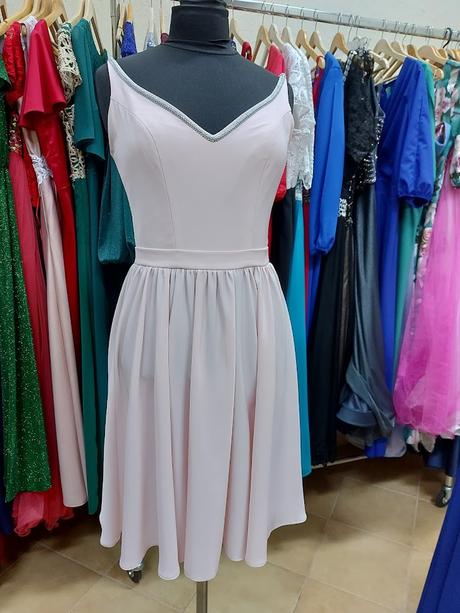 Krátke šaty vo veľkosti s/m, m / s