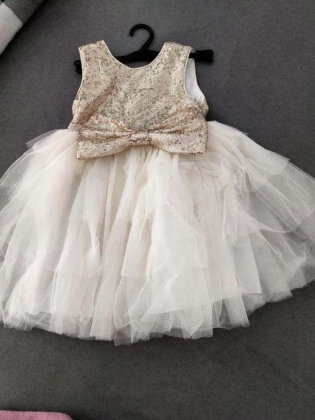 Sviatocné saty, 104