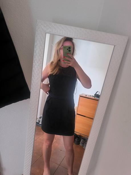 Puzdrové úzke čierne šaty, s