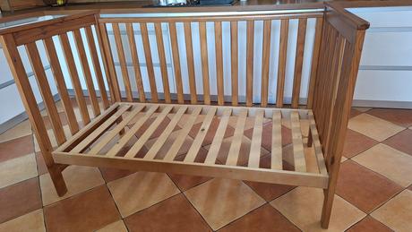Detská postieľka z masívneho dreva, zachovalá, šírka (cm): 70,dĺžka (cm): 140