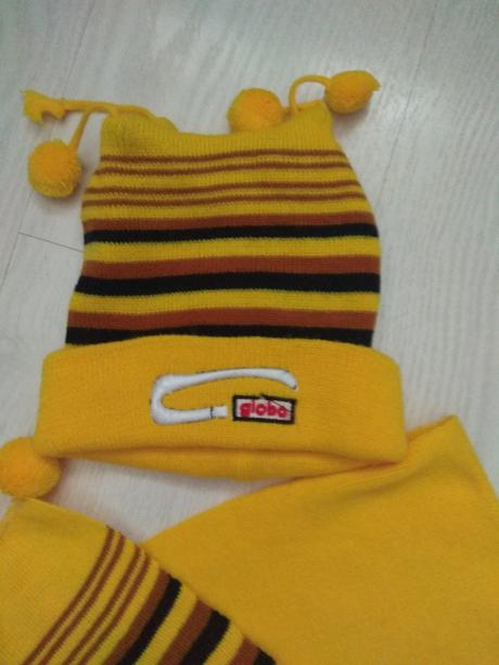 Žltá čiapka so šálom, 104