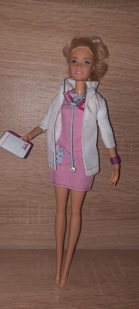 Barbie, motorka a rôzne šaty, 