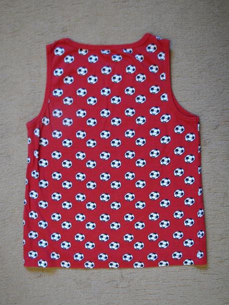 Tielko s futbalovými loptami, 98