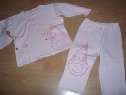 Bledoružové pyžamo, 86