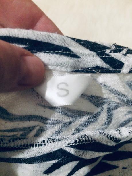 Ciernobiele tricko s rastlinnym motivom, s