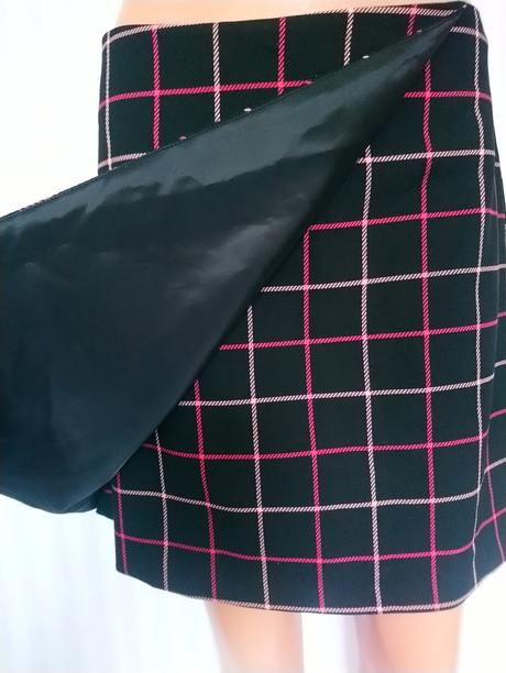 Dámska krátka čierna sukňa s farebnými pásikmi f&f, f&f,s