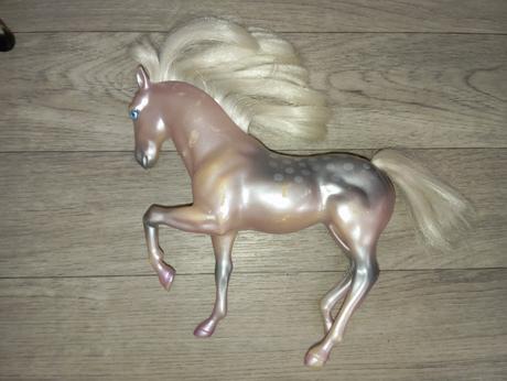 Bábika, dieťa a dva kone, 