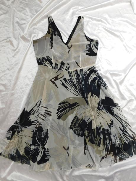 Velmi pekne kvalitne šaty, 42