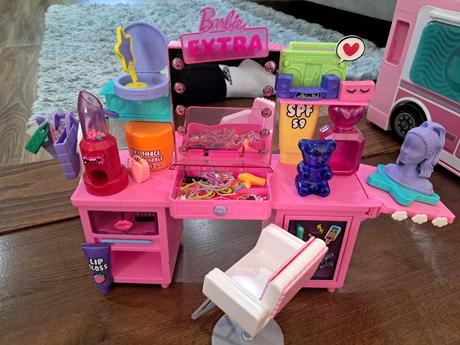 Barbie karavan,kon,kozmeticky stolik, 