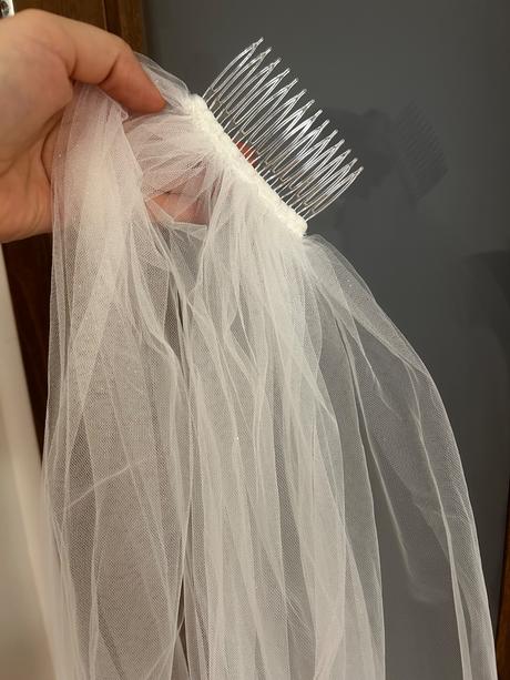 Trblietavý svadobný závoj,