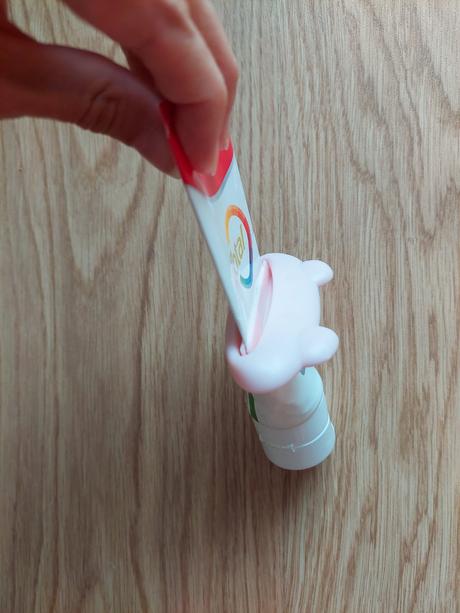 Jednoduchy plastovy vytlacac zubnej pasty, 