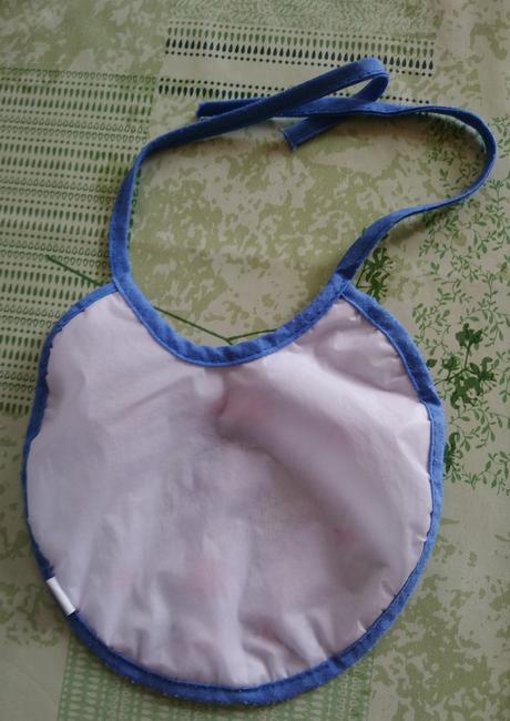 Podbradník so zaväzovaním a motívom blast off,