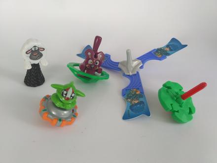 Mix vecí z kinder vajíčok točiace sa,