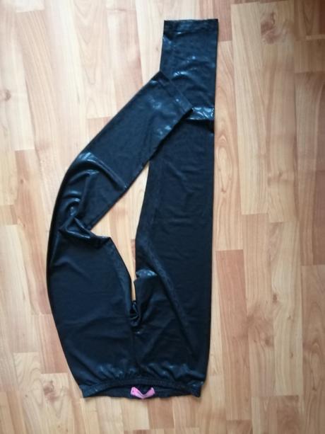 Čierne a šedé leginy, s