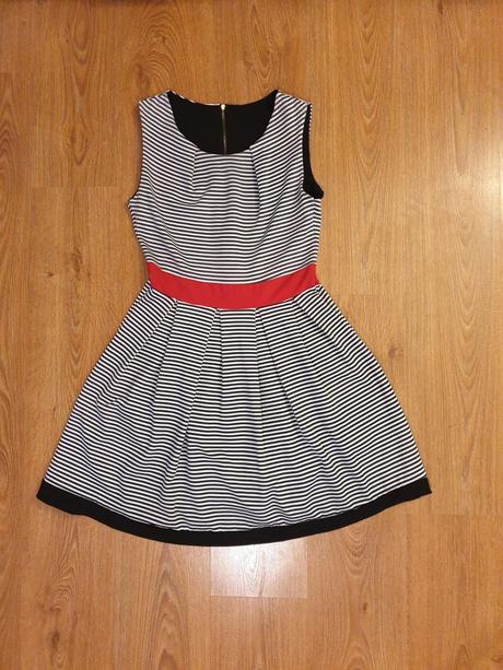 Šaty s červeným pásom, l