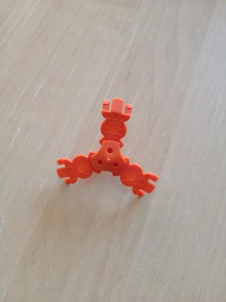 Drobné hračky z kinder,