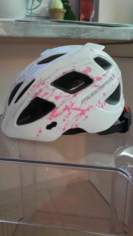 Cyklisticka prilba, s