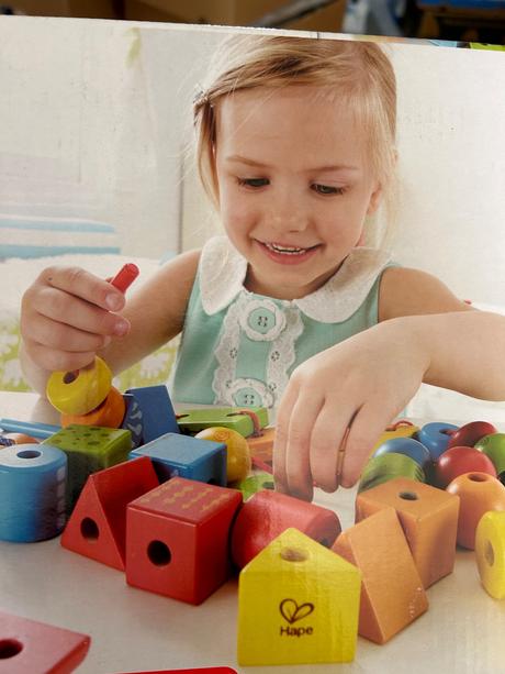 Hape navliekacie korále z geometrických tvarov,