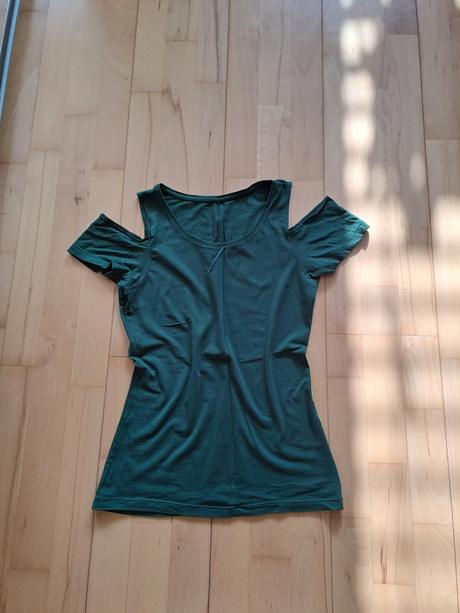 Tmavo zelene tričko s vyrezmi na ramenach, s