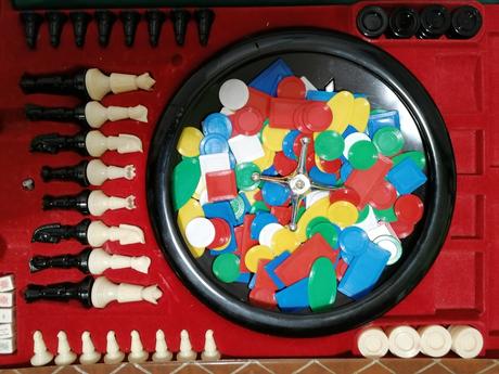 Súbor spoločenských hier, ruleta, šach, v kufríku, 