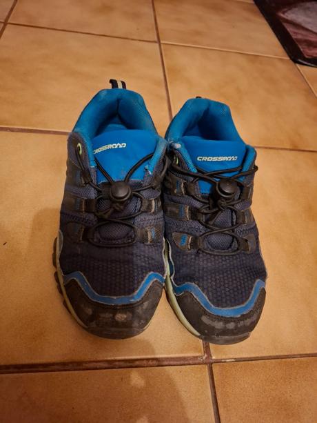 Tenisky aj na turistiku, 33