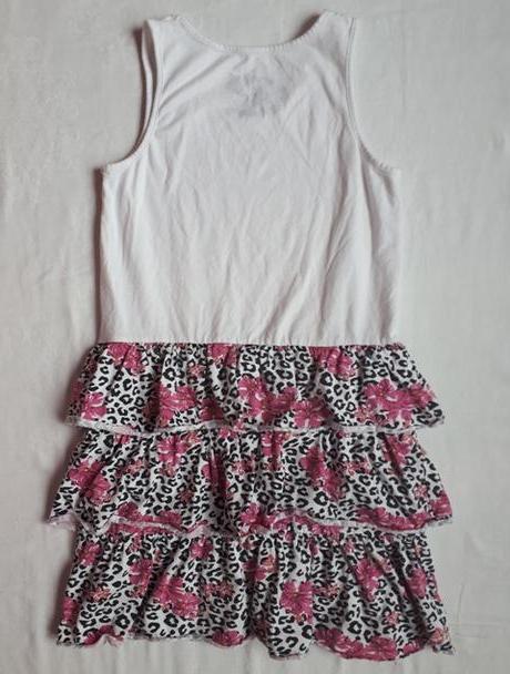 Šaty s volánovou sukňou, 152