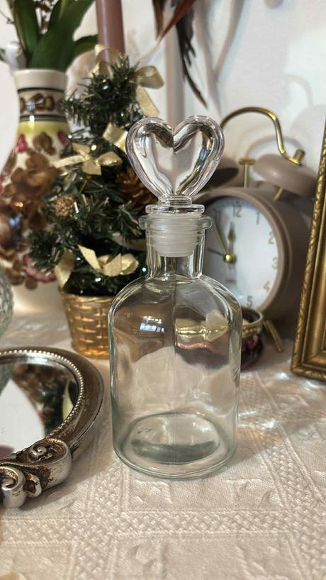 Sklenená fľaša ( dóza ) so zátkou v tvare srdiečka, 