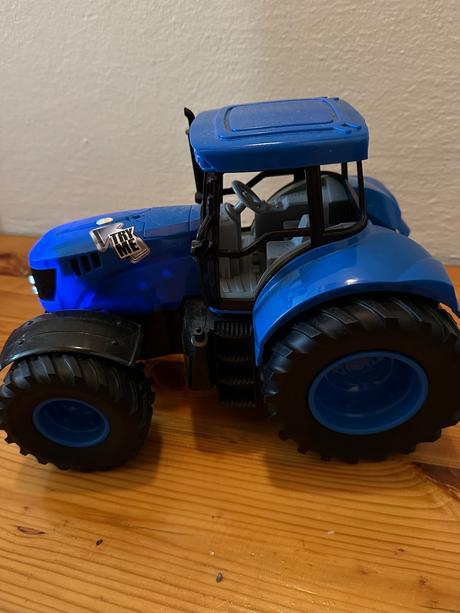 Bruder traktor s predným nakladačom, 