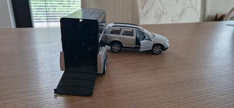 Auto s privesom pre kone, 