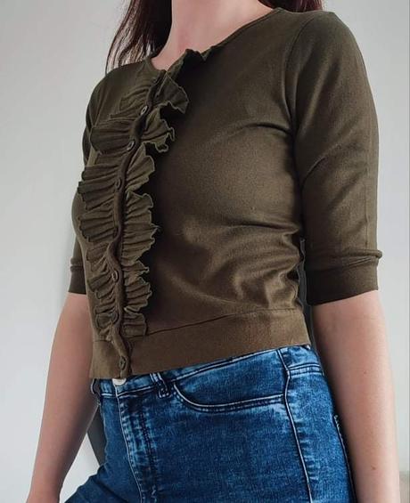 Kratší svetrík s volánikmi, s