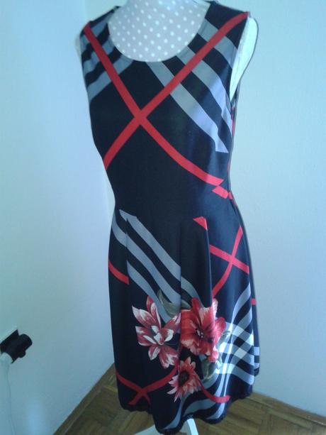 Kárované čierno červené elastické šaty 40, m