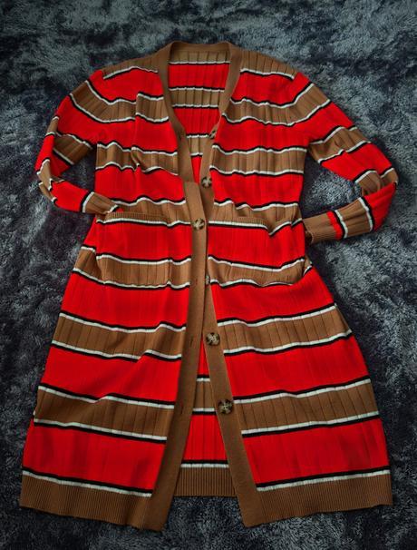 Pruzny svetrik na gombiky, 