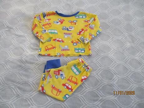 Pyžamko s rôznymi autami, 92