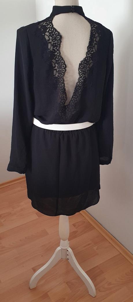 Pekné zaujímavé čierne šaty s čipkou na chrbáte, m