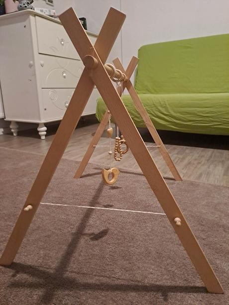 Krásná drevená hand-made hrazdička s hračkami,