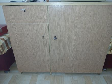 Komoda na šijací stroj a potreby, 