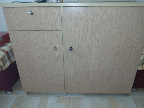Komoda na šijací stroj a potreby, 