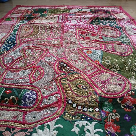 Vyšívaný prehoz, koberček z indie, 