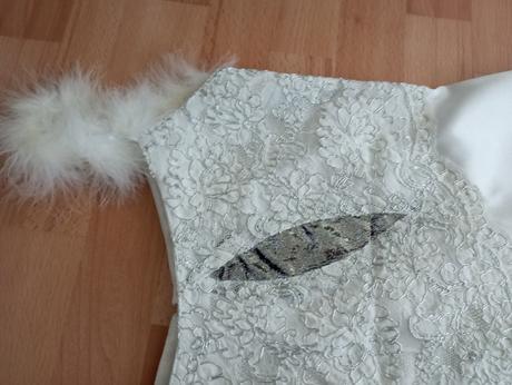 Biele saténové šaty, 38