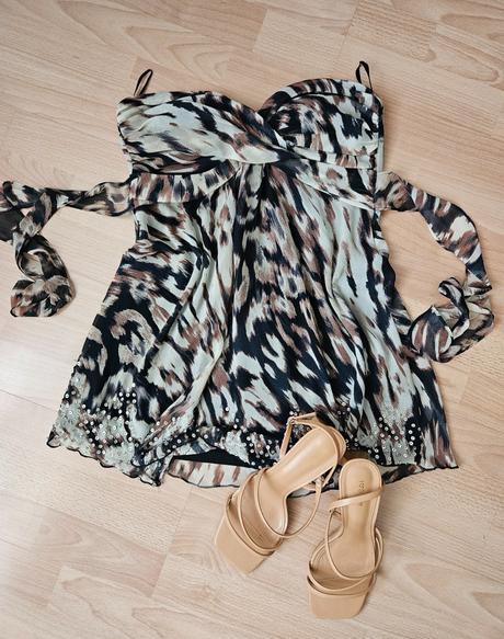 Pekná blúzka bez ramienok, s