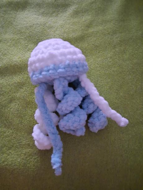 Ručne robená hačkovaná medúza, 