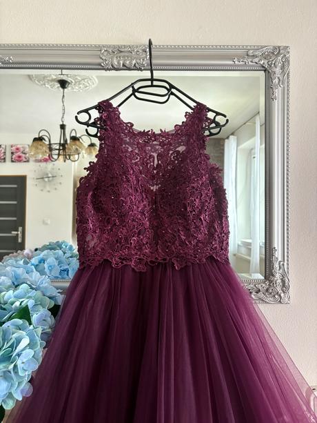 Fialové spoločenské šaty, m