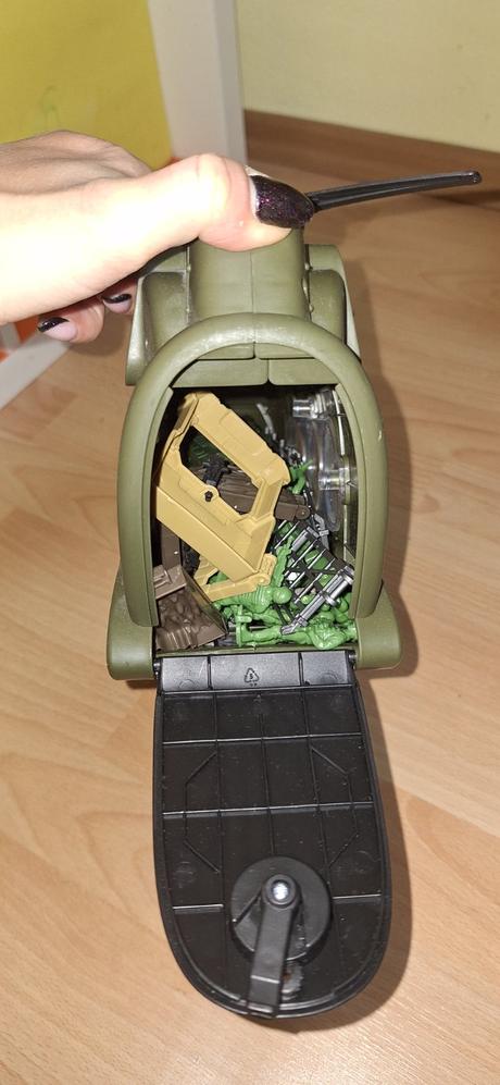 Vojenský vrtuľník s vojakmi, 